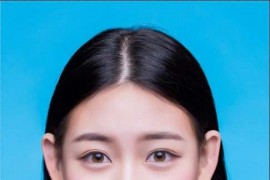 ps换证件照背景的最快方法是？现在大家都会用美颜相机给自己拍照！美颜相机固然好，但是也有它涉及不到了地方！比如换去水印、证件照换底色，等等。现在就给大家分享怎么用ps换证件照底色！