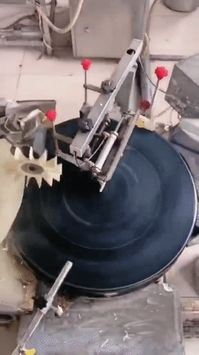 马桶堵了如何吸出来？34个机械原理、设计动画来了1、马桶疏通器原理：2、高频变压器绕组自动化生产：3、伺服电缸高负载、大推力、高精度、易维护，应用广泛：4、小型土豆收获机：5、郎酒瓶子制作工艺：6、陶瓷杯自动化生产：7、液压奶酪切割机：8、自动化摊煎饼：9、蔬菜丸子制作过程：10、自动化包子机：11、万能清扫器：12、快速部署战场铁丝网防御线：13、手持式自动螺丝机：14、自由弯管机：15、滚动式捡果器：16、铜管折弯过程，谁知道为什么不瘪：17、自动化攻丝机：18、45度管接头滚牙：19、食品,马桶堵了如何吸出来？34个机械原理、设计动画来了，直观易懂,第8张