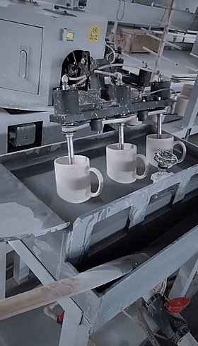 马桶堵了如何吸出来？34个机械原理、设计动画来了1、马桶疏通器原理：2、高频变压器绕组自动化生产：3、伺服电缸高负载、大推力、高精度、易维护，应用广泛：4、小型土豆收获机：5、郎酒瓶子制作工艺：6、陶瓷杯自动化生产：7、液压奶酪切割机：8、自动化摊煎饼：9、蔬菜丸子制作过程：10、自动化包子机：11、万能清扫器：12、快速部署战场铁丝网防御线：13、手持式自动螺丝机：14、自由弯管机：15、滚动式捡果器：16、铜管折弯过程，谁知道为什么不瘪：17、自动化攻丝机：18、45度管接头滚牙：19、食品,马桶堵了如何吸出来？34个机械原理、设计动画来了，直观易懂,第6张