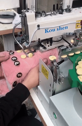 马桶堵了如何吸出来？34个机械原理、设计动画来了1、马桶疏通器原理：2、高频变压器绕组自动化生产：3、伺服电缸高负载、大推力、高精度、易维护，应用广泛：4、小型土豆收获机：5、郎酒瓶子制作工艺：6、陶瓷杯自动化生产：7、液压奶酪切割机：8、自动化摊煎饼：9、蔬菜丸子制作过程：10、自动化包子机：11、万能清扫器：12、快速部署战场铁丝网防御线：13、手持式自动螺丝机：14、自由弯管机：15、滚动式捡果器：16、铜管折弯过程，谁知道为什么不瘪：17、自动化攻丝机：18、45度管接头滚牙：19、食品,马桶堵了如何吸出来？34个机械原理、设计动画来了，直观易懂,第31张